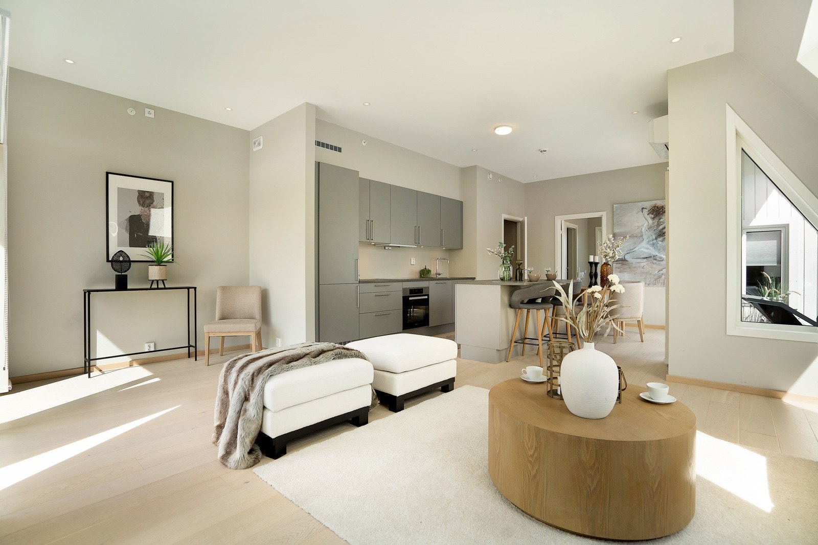 Herlig stue som ligger i tilknytning til kjøkkenet Galleribilde