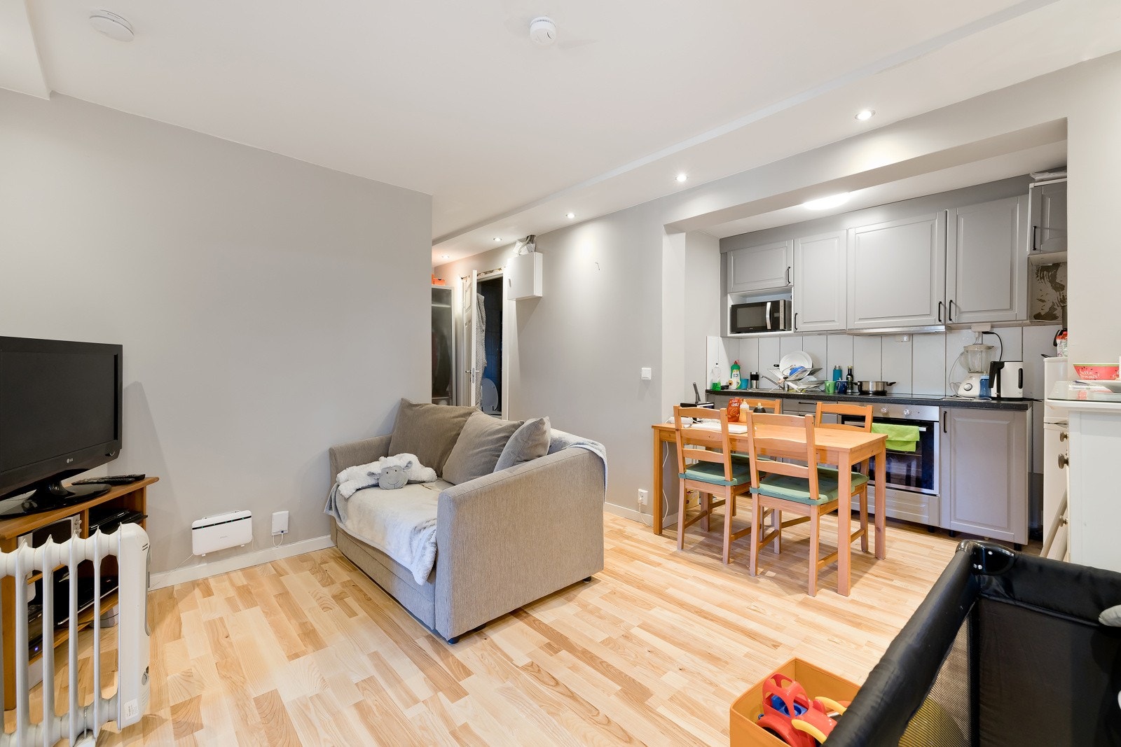 Rom innredet som "hybel", men er ikke godkjent som hybel eller utleiedel. Galleribilde