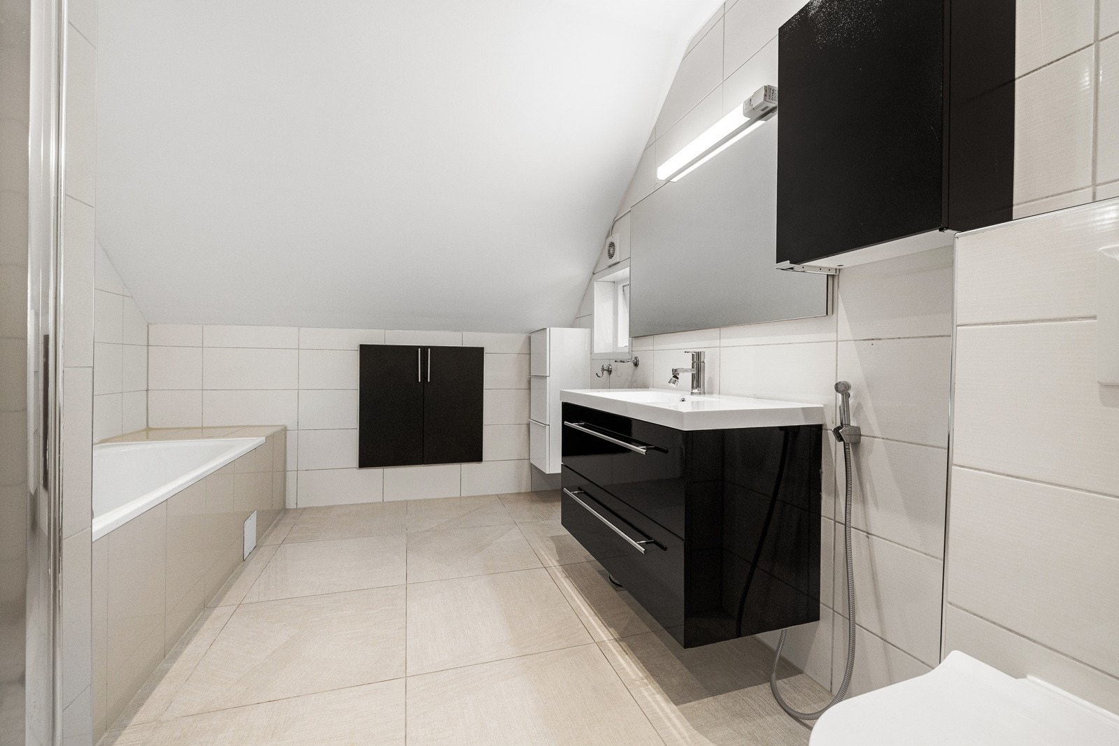 Pent, flislagt bad med både badekar og dusjhjørne Galleribilde