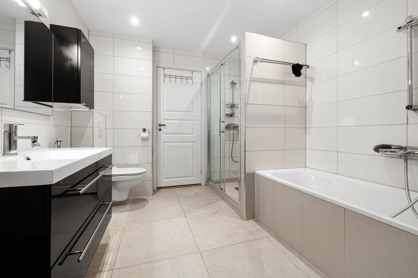 Baderom i 2. etg: Lyse fliser på vegger og gulv. Gulvvarme gir behagelig atmosfære morgen som kveld Galleribilde