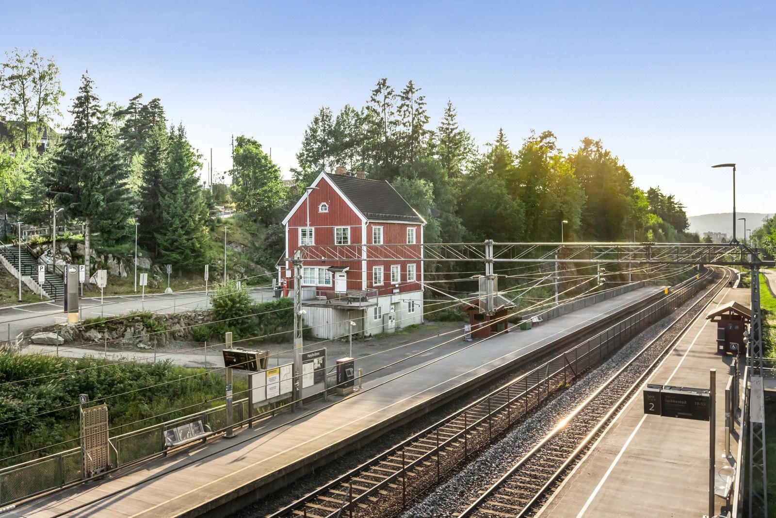 Høybråten togstasjon ligger nedenfor eiendommer. Enkelt å reise kollektiv til Oslo S. Galleribilde