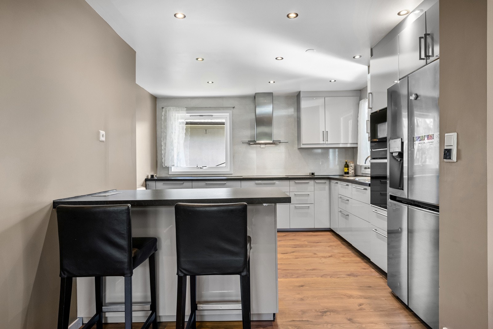 Boligen har et moderne og stort kjøkken - perfekt for en barnefamilie Galleribilde