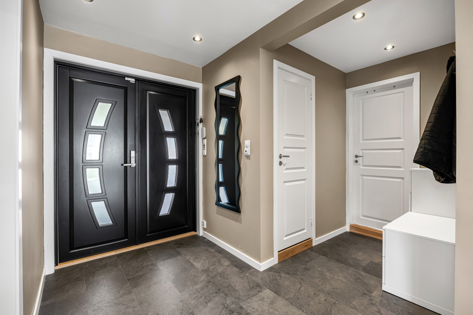 Èntre med tilkomst til WC og vaskerom. Galleribilde