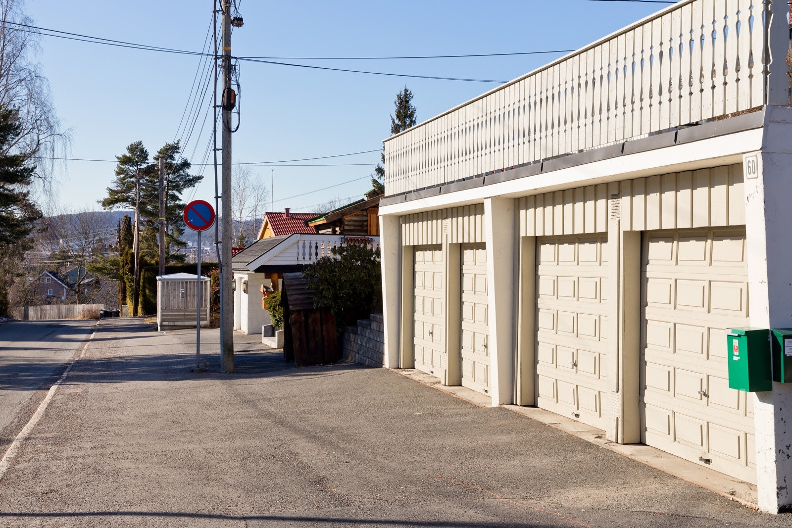 Eier leier i dag 2 garasjeplasser tilhørende Linjeveien 60. Leiesummen er pt. satt til 500,- pr. plass. Det antas at denne avtalen kan videreføres. Galleribilde