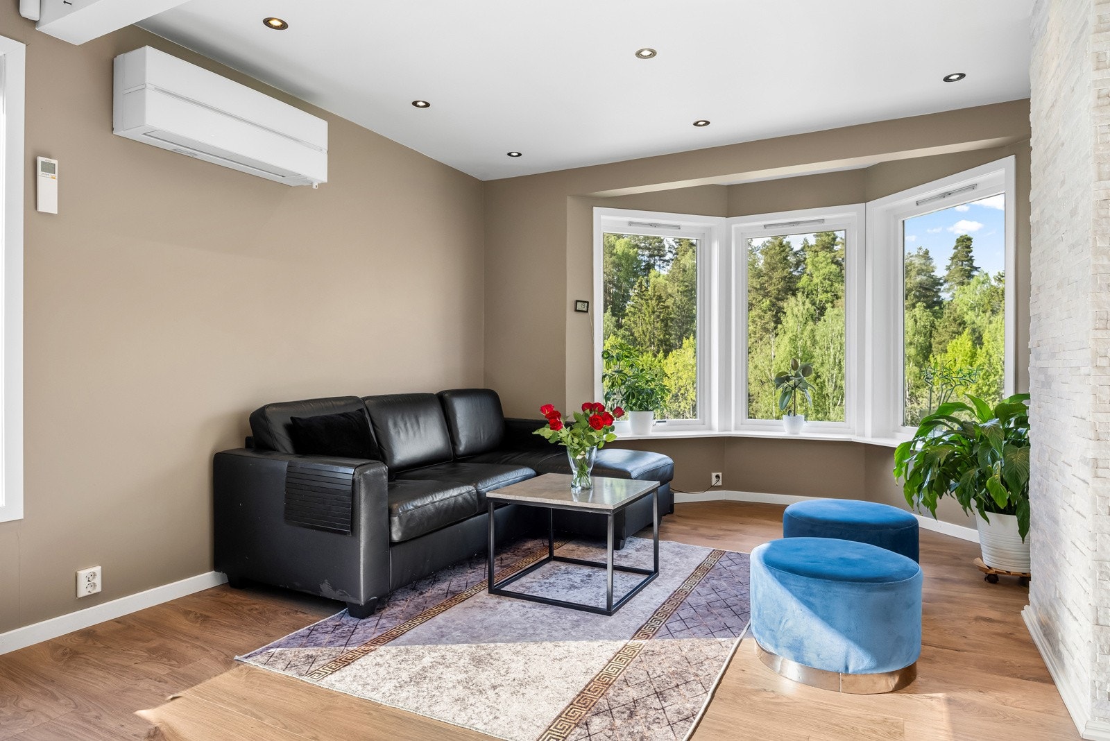 Varmepumpe på veggen som bistår til god oppvarming på vinterstid. Galleribilde