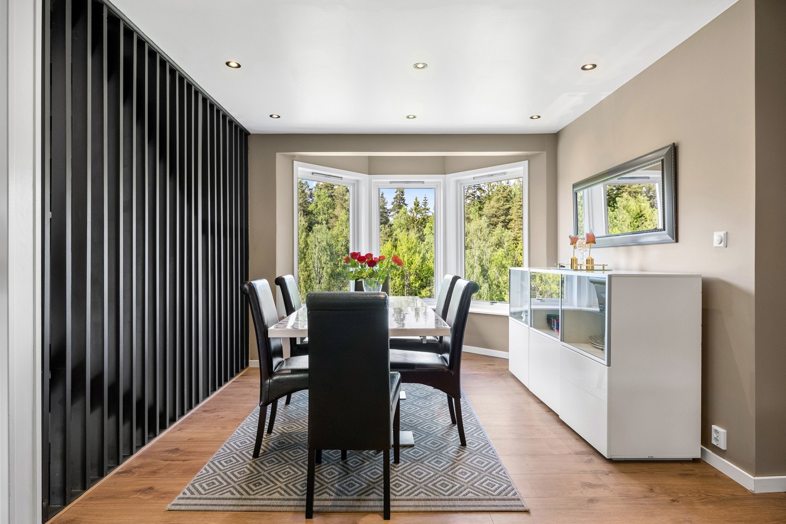 Spisestuen har god plass til et større spisebord med spisestoler rundt. Galleribilde