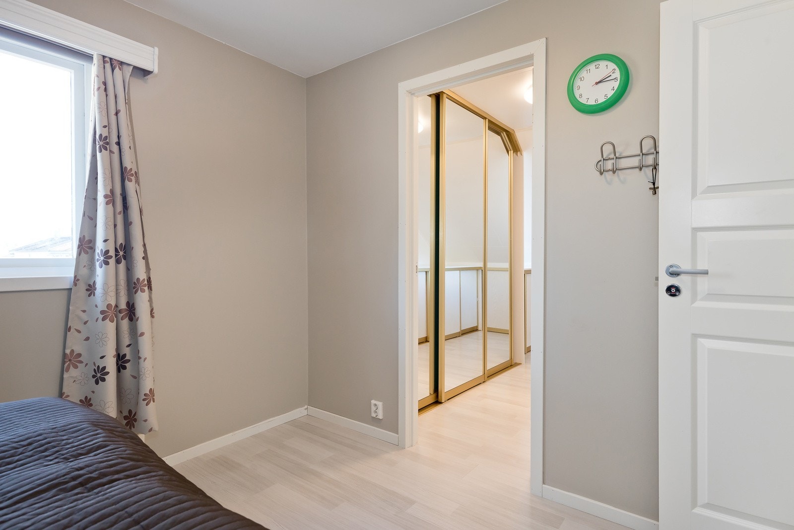 Hovedsoverommet har et romslig omkledningsrom. Galleribilde