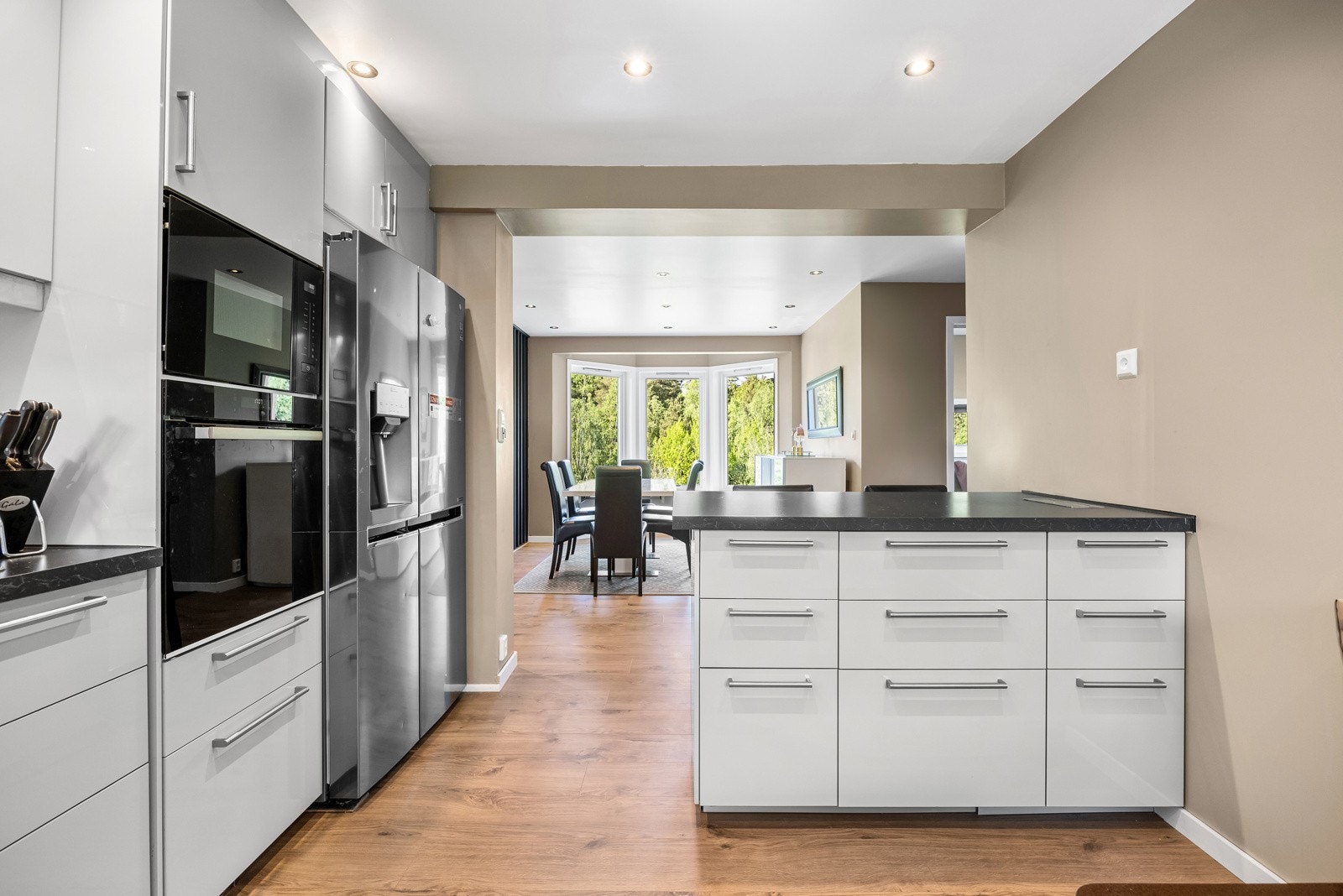 Delvis åpent mot spisestuen og skaper er sosial atmosfære for familien eller om det kommer middagsgjester. Galleribilde