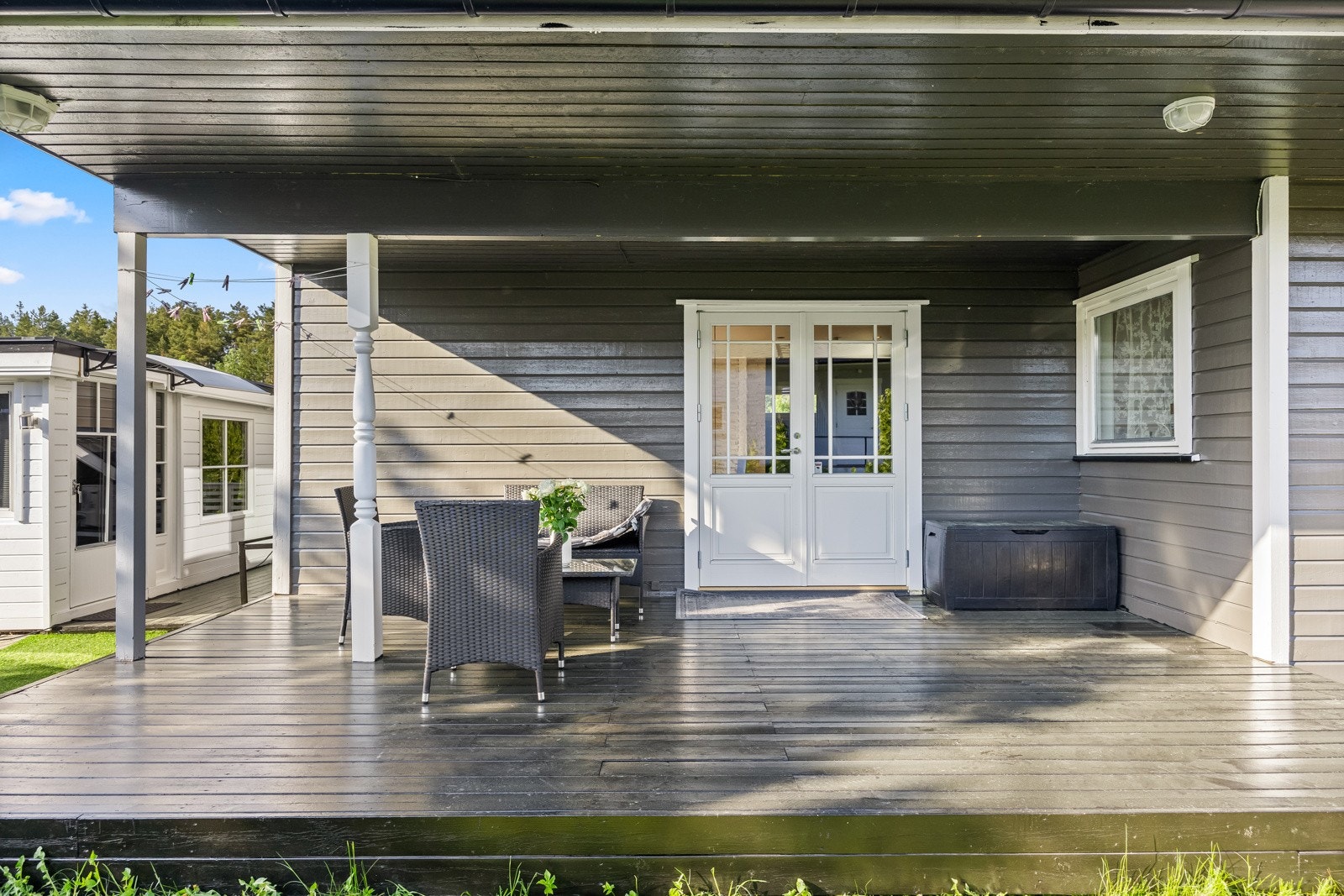 Hyggelig terrasse som egner seg godt om sommeren og når grillsesongen har kommet i gang. Galleribilde