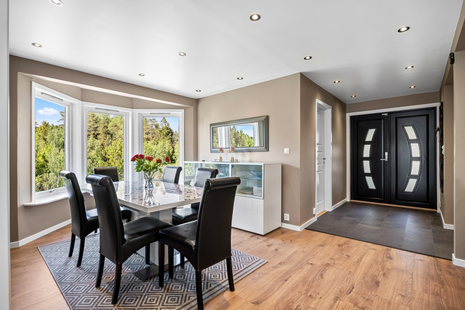 Lys og hyggelig spisestue Galleribilde