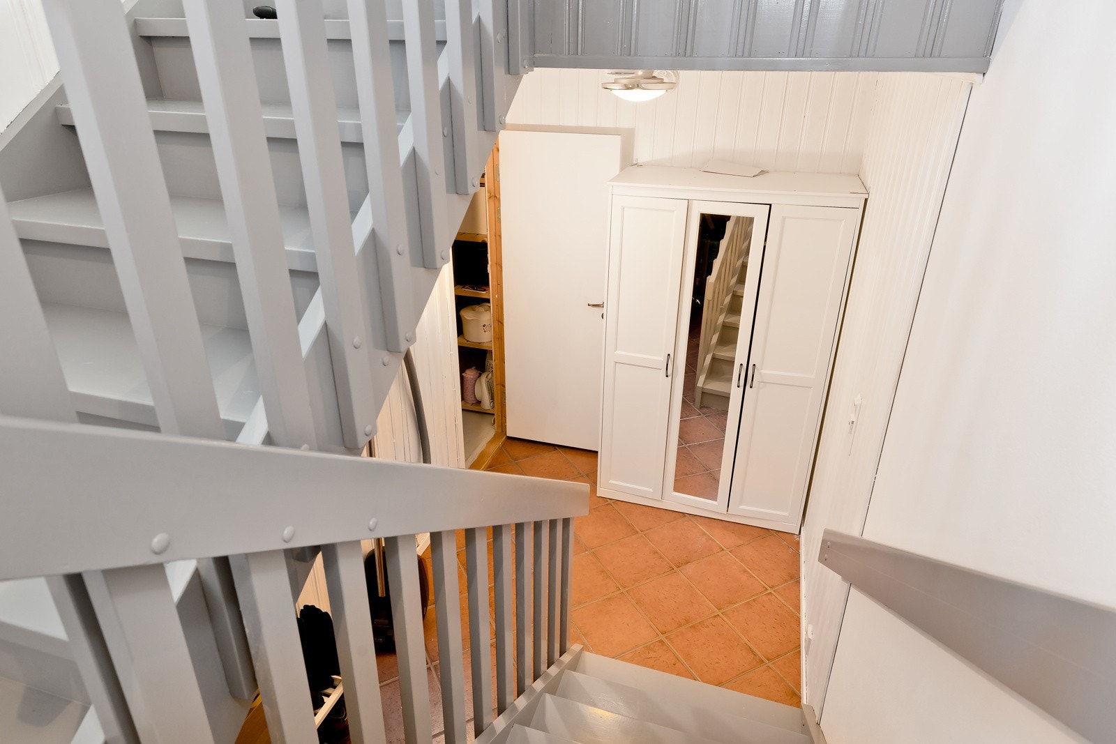 Fra hovedetasjen kan trappene tas ned til underetasjen. Galleribilde