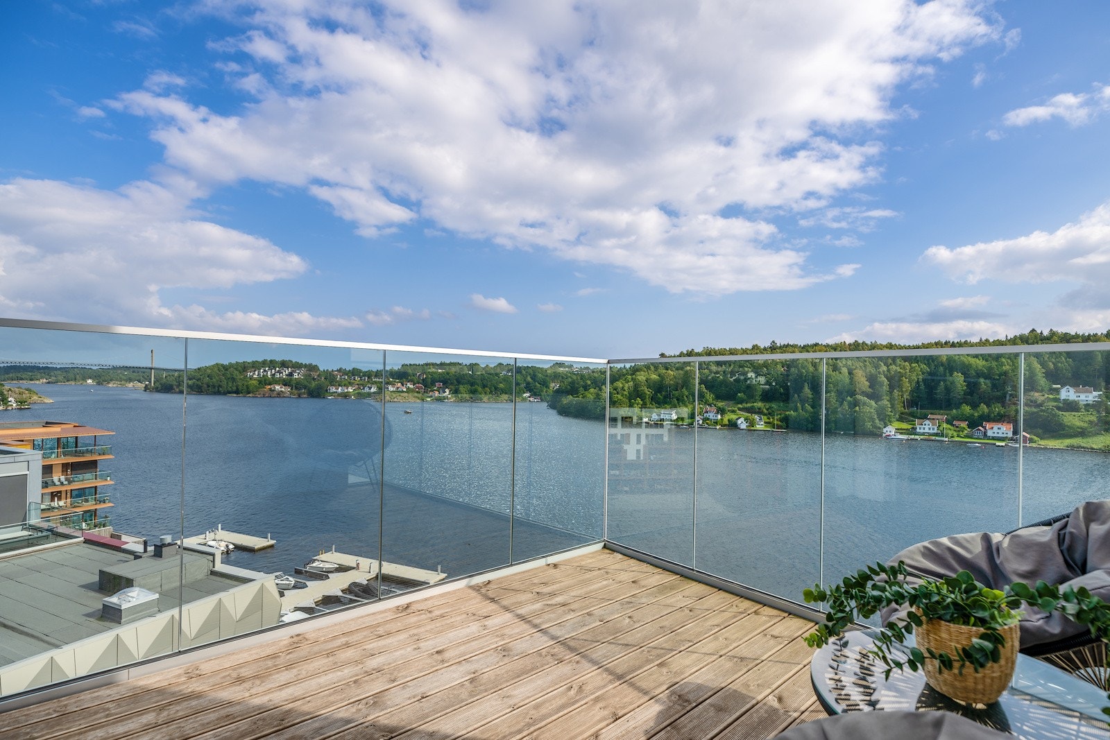 Balkongene, med nærmest usynlig glassrekkverk, gir en unik opplevelse av nærheten til vannet. Galleribilde
