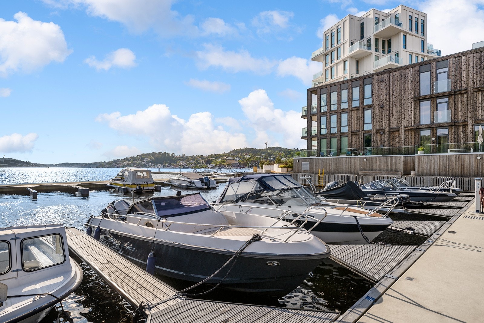 Ved bryggene rett utenfor er det mulighet for kjøp av båtplass. Galleribilde