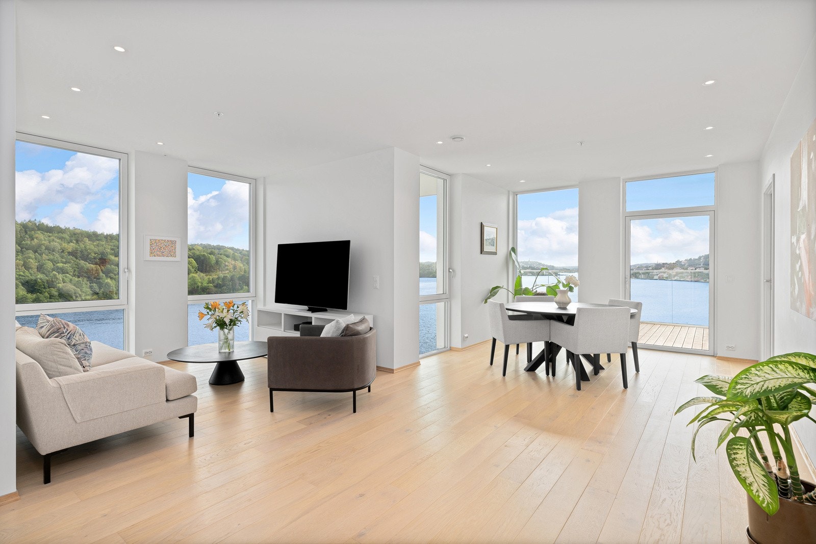 Velkommen inn! Stuen er helt unik med fabelaktig takhøyde, og innslipp av vannspeilet i samtlige vinduer. Galleribilde