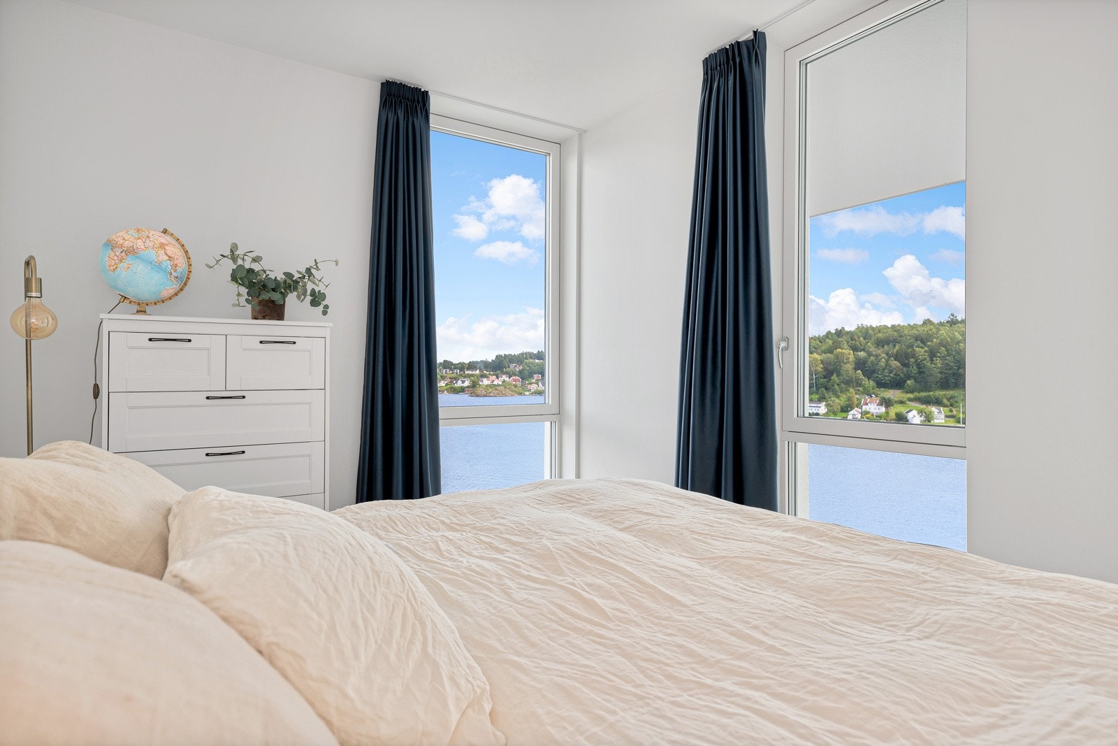 Leiligheten har tre deilige soverom med fantastisk sjøutsikt. Galleribilde