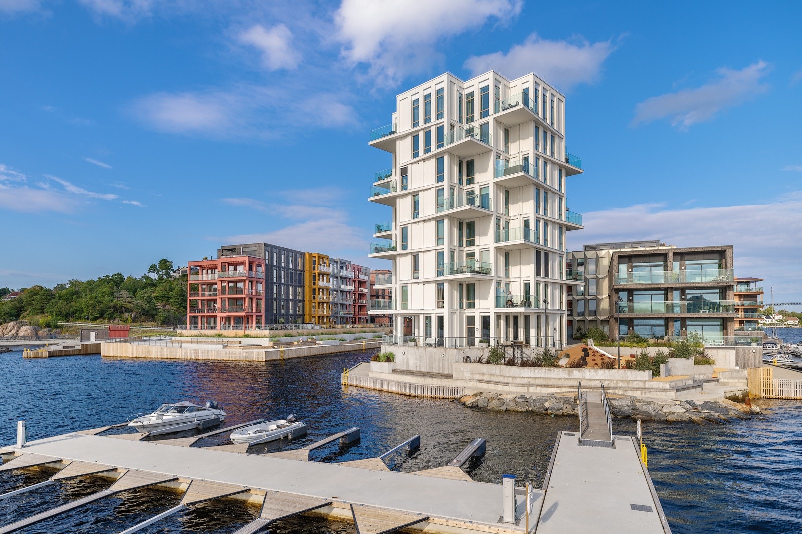 Velkommen til Vindholmen 13 E, en eksklusiv 4-roms selveier i signaturbygget, ytterst på piren, med sjø på tre sider. Bygget fra 2021 har naturligvis heis til etasjene, og det er kun to leiligheter i 7. etasje. Galleribilde