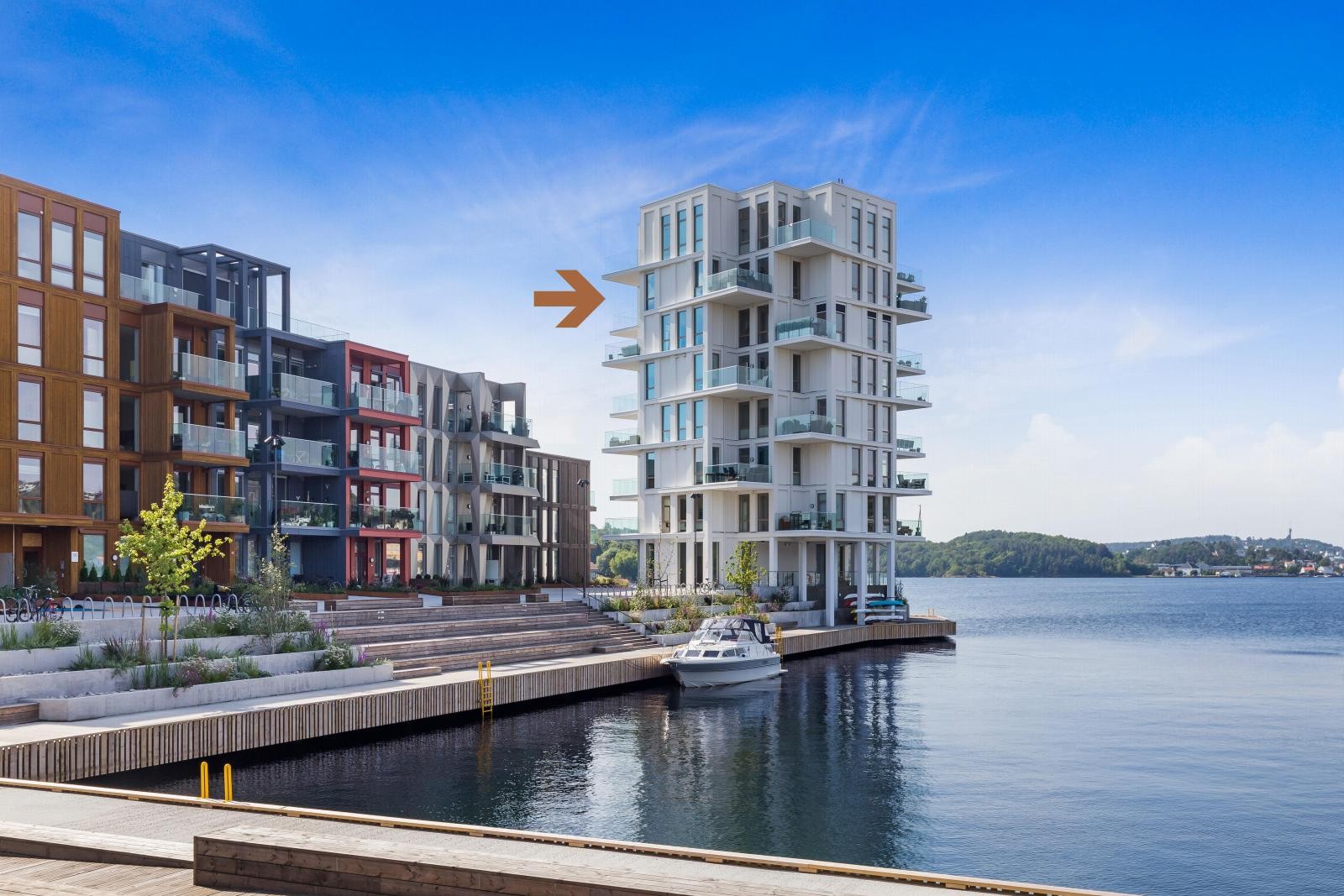 Leiligheten er gjennomgående, og ligger som en av kun to leiligheter i 7. etasje. Sol fra morgen til kveld og en blendende sjøutsikt som oppleves spektakulær fra alle oppholdsrom. Galleribilde