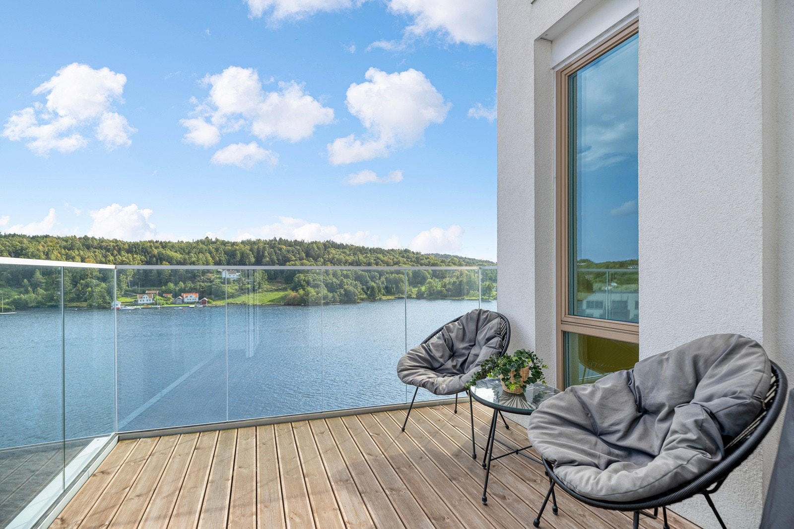 Her er god plass til komfortable utemøbler, slik at sol og utsikt kan nytes på beste vis. Galleribilde