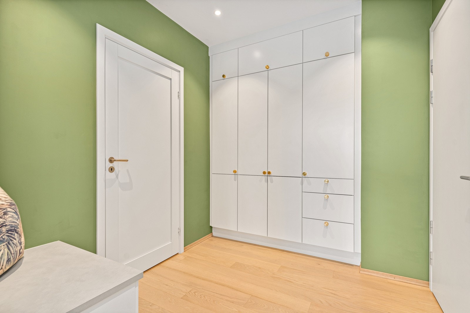 Velkommen inn i en innbydende entré med plassbygd garderobe fra gulv til tak. Galleribilde