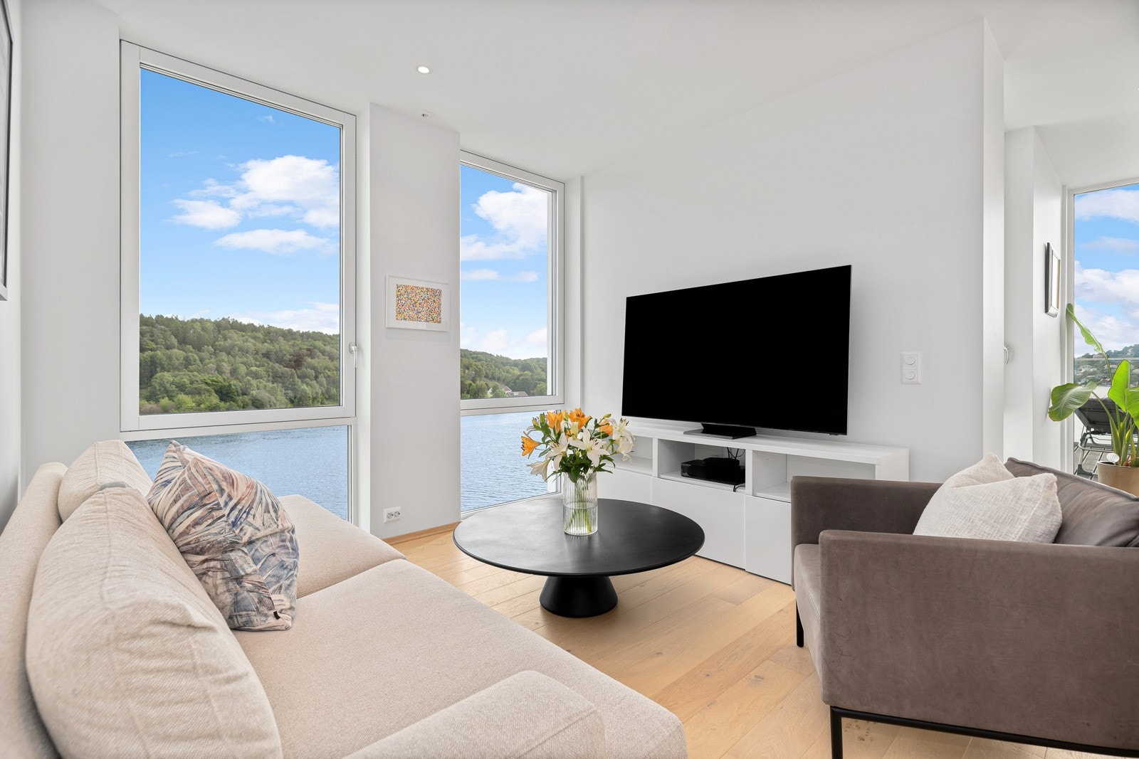 Stuen er luftig og gjennomgående med panoramavinduer på tre sider. Galleribilde