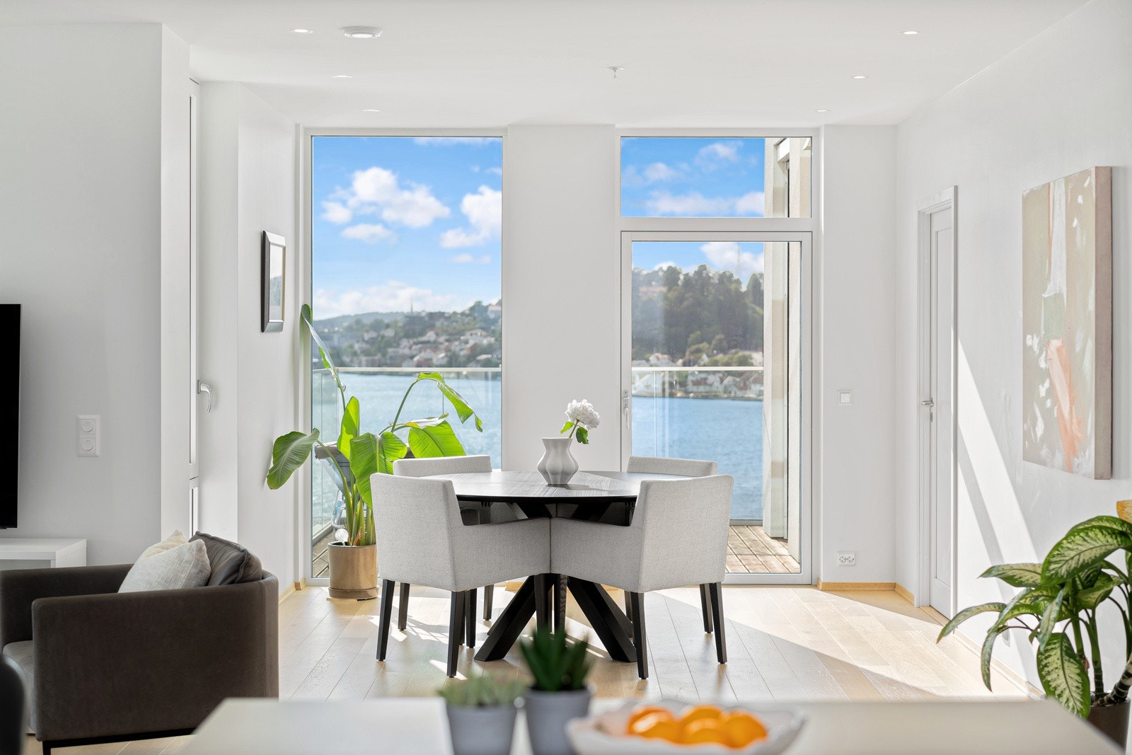 Fra stuesonen er det utgang til en sydvendt hjørnebalkong, og fra kjøkkenet en østvendt hjørnebalkong. Galleribilde