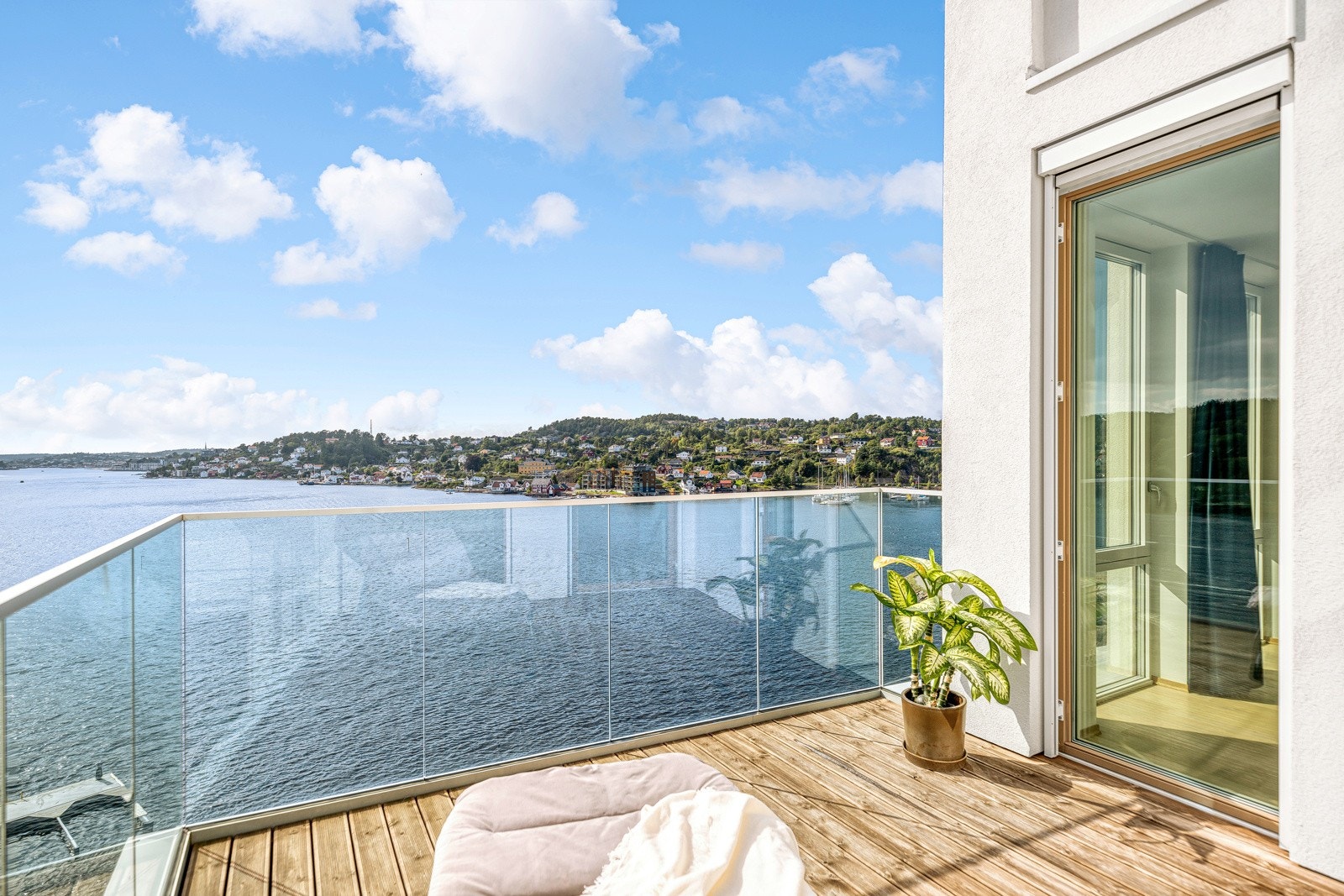 Panoramaet bretter seg ut over sjøen med vann så langt øyet kan se. Galleribilde