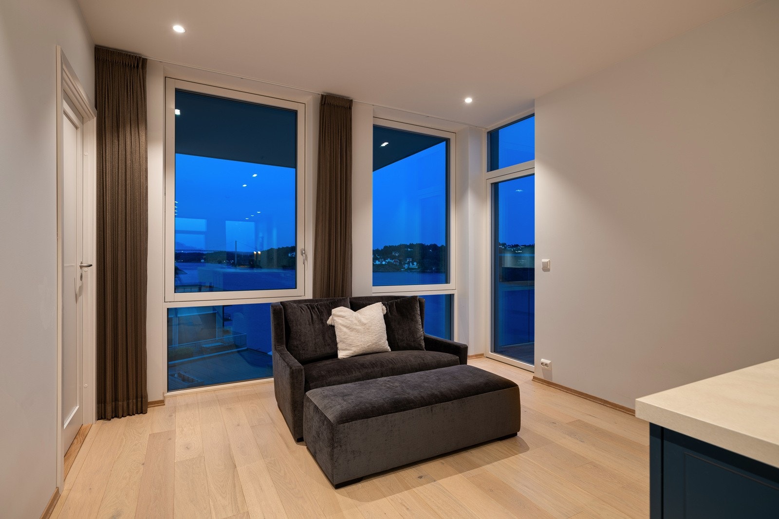 Det er perfekt med en kosekrok eller frokostbord mot de nordøstvendte vinduene og balkongdøren. Galleribilde