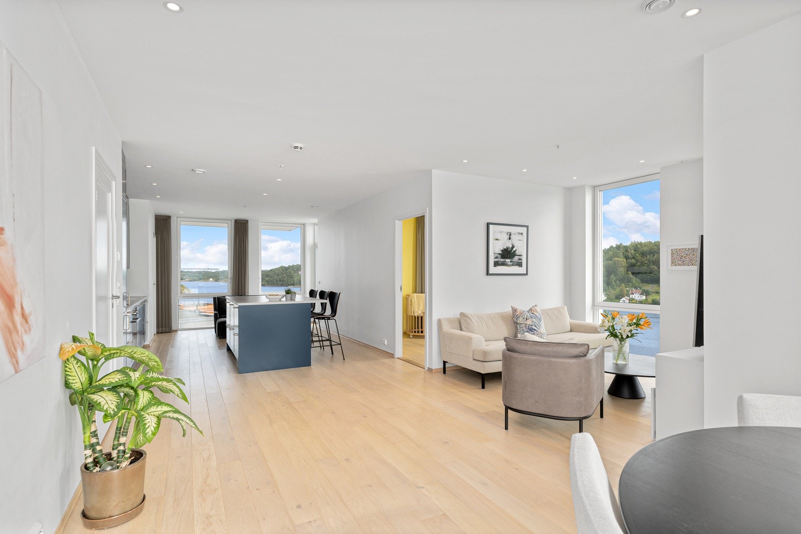 Kjøkkenet fremstår skreddersydd, med en påkostet innredning felt inn i veggen, samt en stor øy ut i rommet. Galleribilde