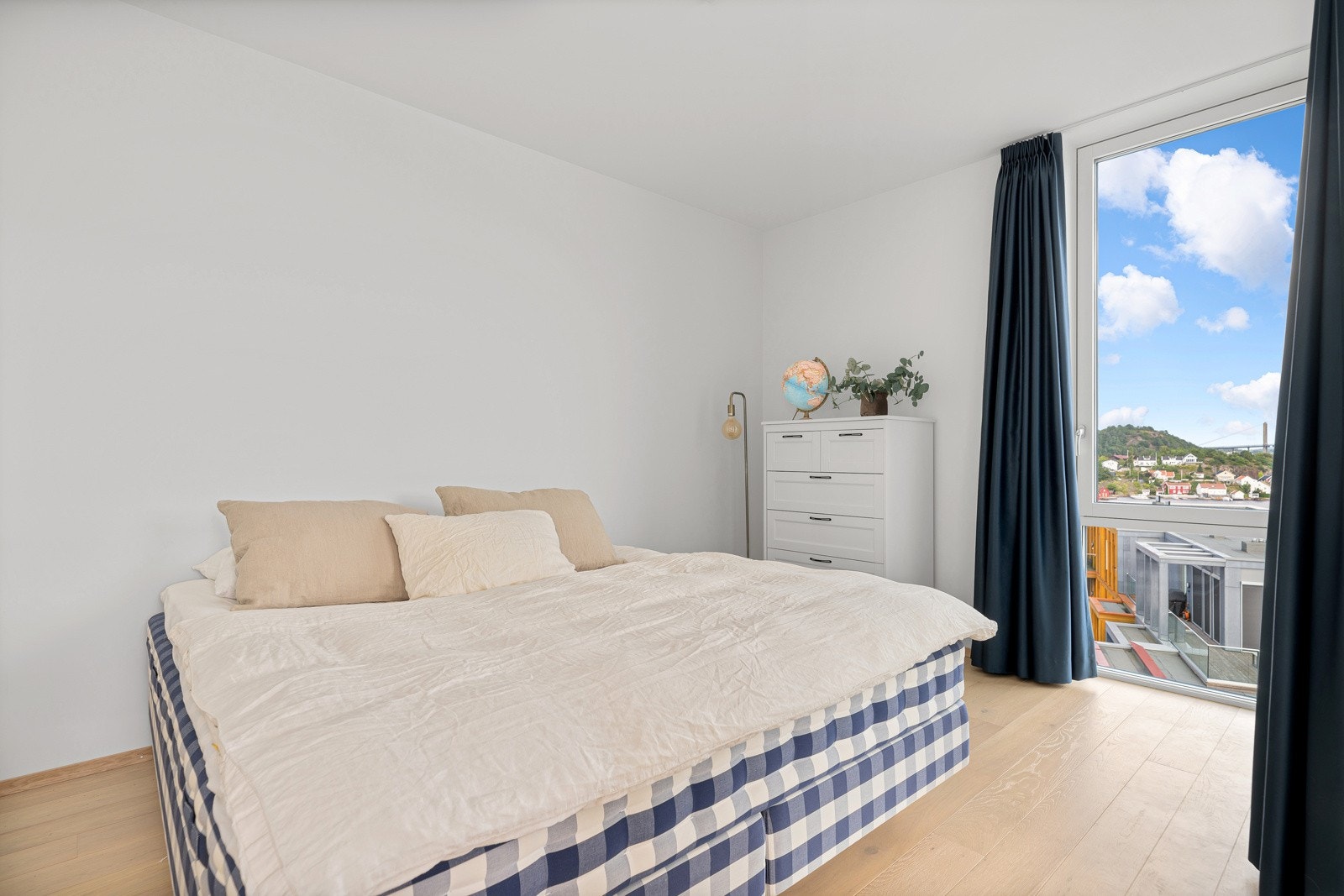 Alle de tre soverommene er plassert på hvert sitt hjørne, slik at de får panoramavinduer på to sider. Galleribilde