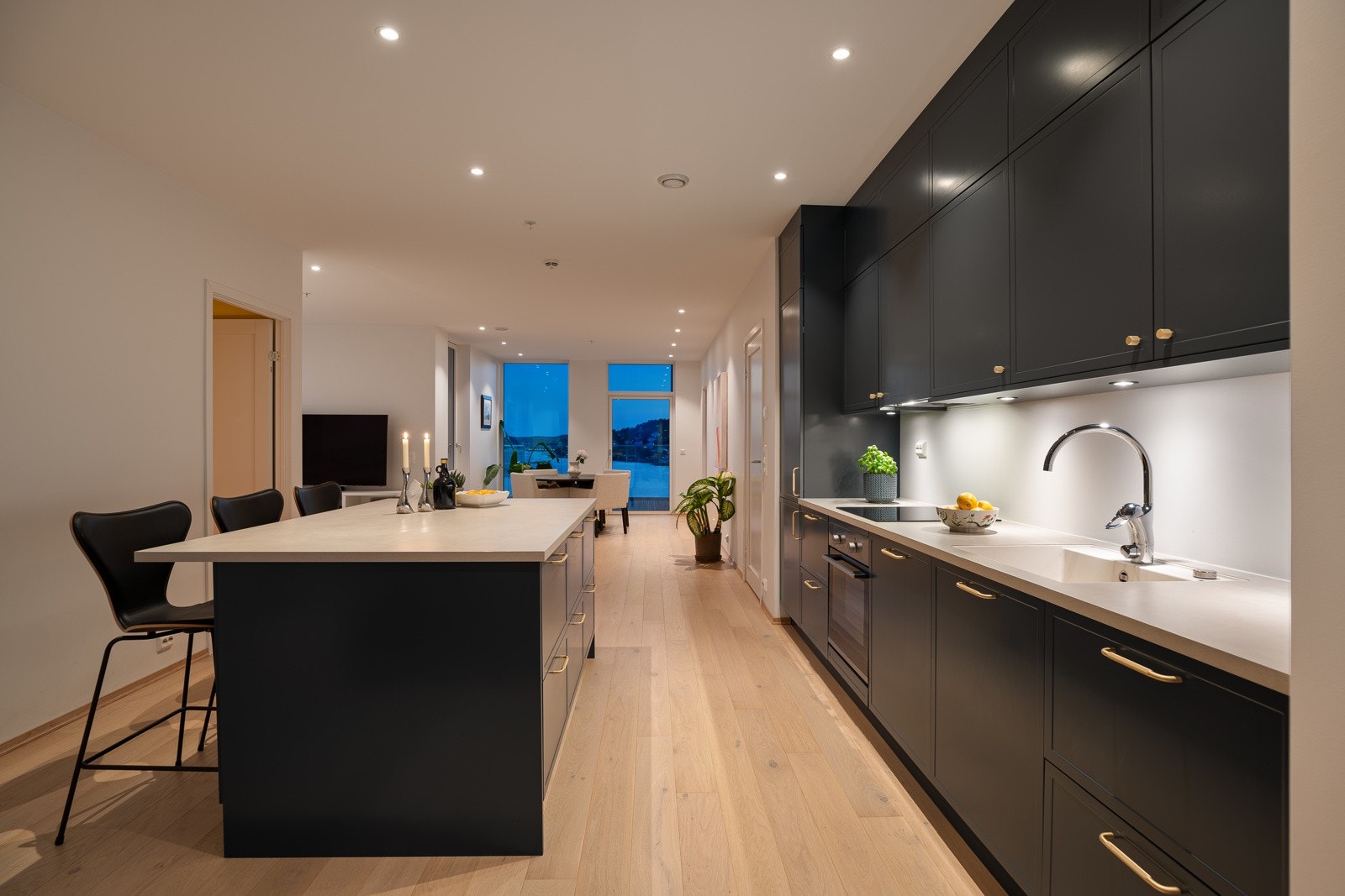 Kjøkkenet har god benkebelysning og downlights i taket, som sørger for godt arbeidslys. Galleribilde