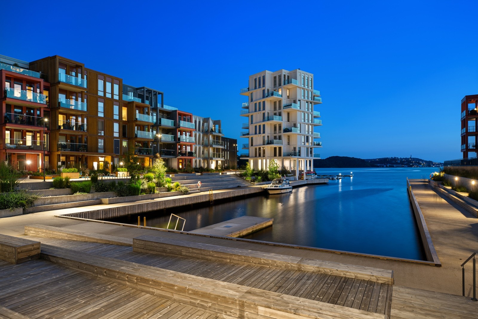 Bygget ligger helt inntil vannkanten, omgitt av båthavn, badestrand og strandpromenader, i den attraktive Bryggebyen. Galleribilde