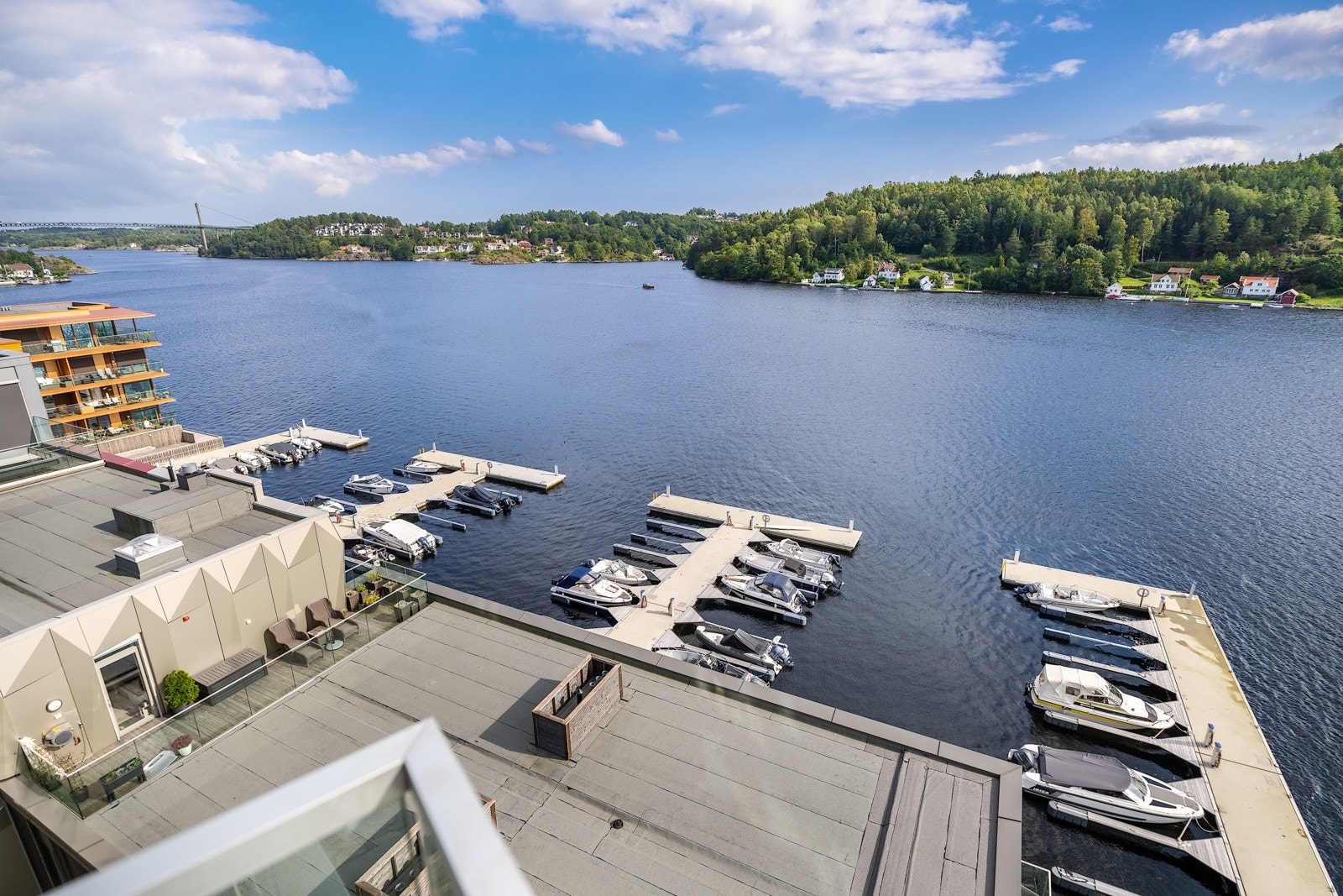Det er mulighet for kjøp av båtplass i bryggeanlegget rett utenfor bygget slik kat du kan holde oppsyn med båten fra leiligheten. Galleribilde