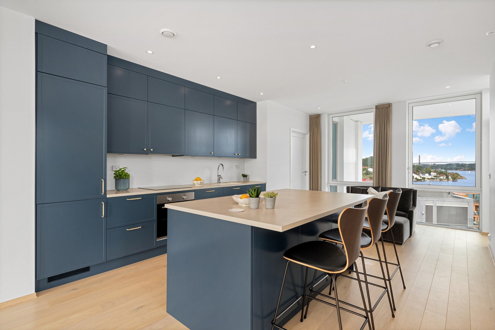 Det lekre kjøkkenet fra Strai er plassbygd med takhøye, innfelte skap og en flott kjøkkenøy med spiseplasser. Galleribilde