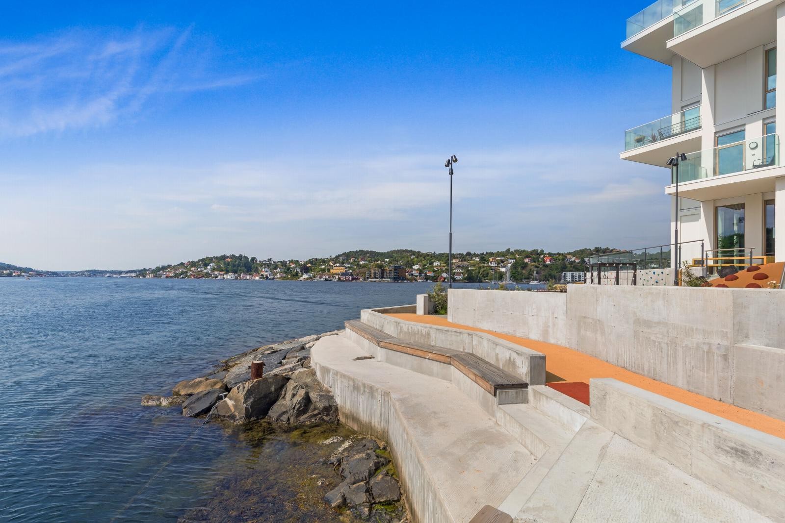 Det flotte bryggeanlegget byr på badeplasser og benker til felles benyttelse. Galleribilde