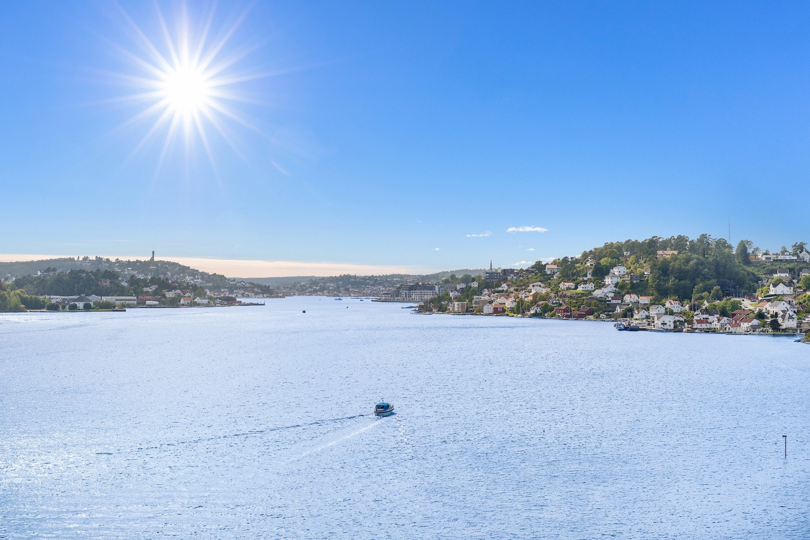 Sol fra morgen til kveld og en blendende sjøutsikt som oppleves spektakulær fra alle oppholdsrom. Galleribilde
