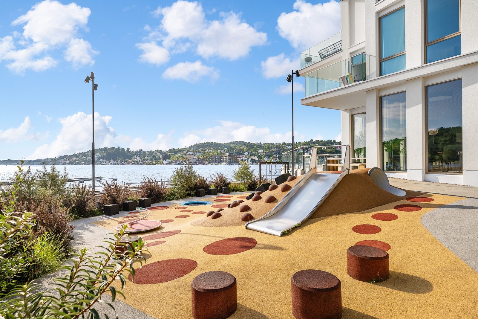 En moderne lekeplass er anlagt for de minste rett utenfor bygget, og fellesarealene er universielt utformet. Galleribilde