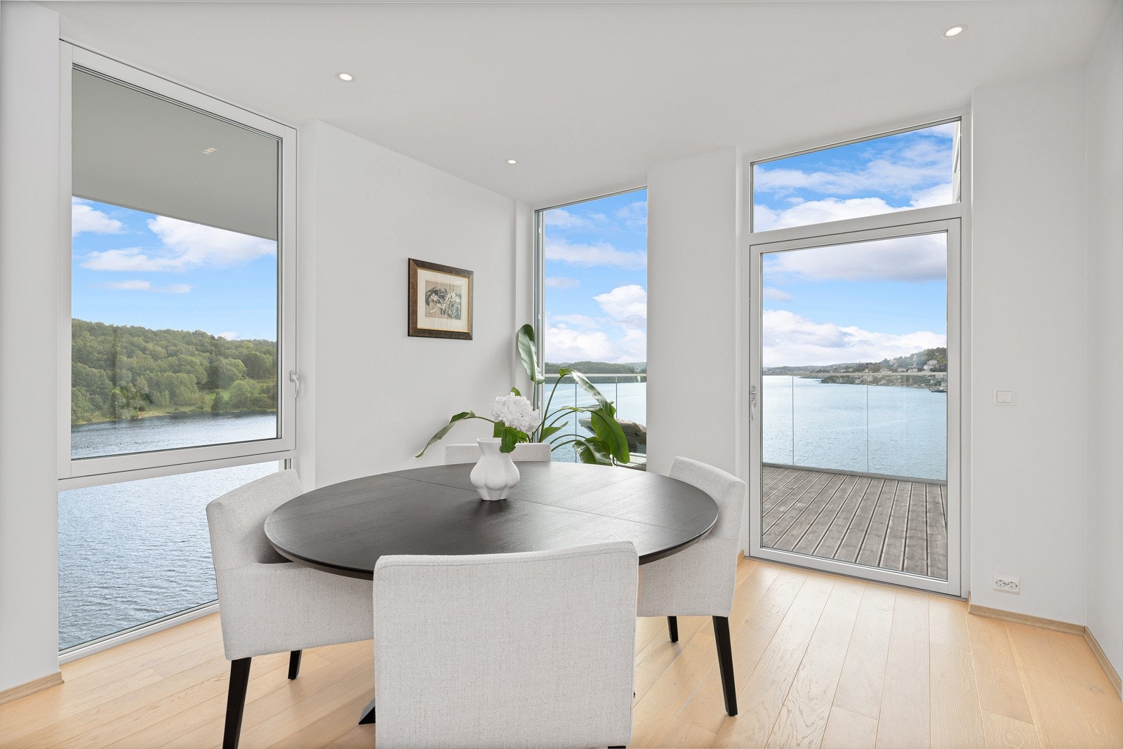 Leiligheten har en helt fantastisk plassering og nærkontakt med vannet. Glassrekkverk på de to balkongene sørger for uhindret sikt til Tromøysund og byfjorden. Galleribilde