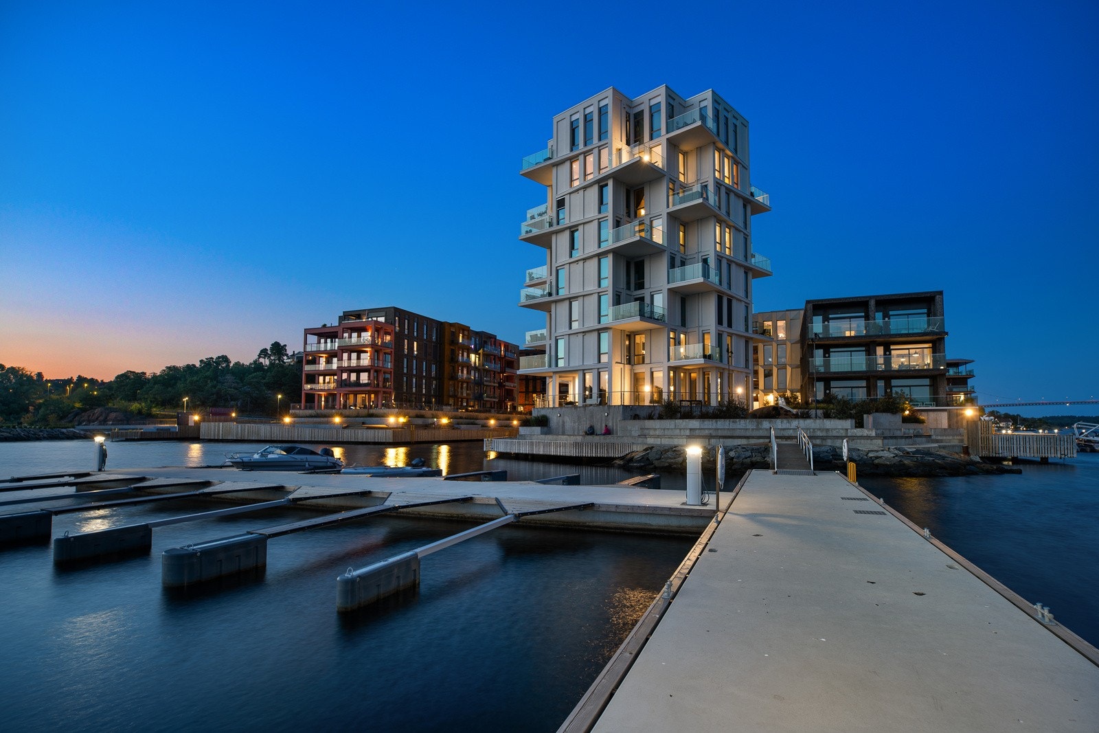 Leiligheten har to luftige balkonger med sol fra morgen til kveld og et spektakulært sjøpanorama. Galleribilde