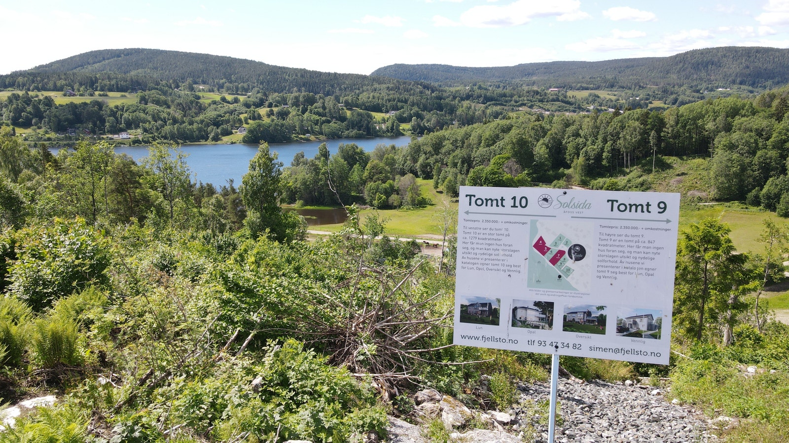 Tydelig skilting med utfyllende informasjon om hver enkelt tomt gjør det enkelt å orientere seg på feltet Galleribilde