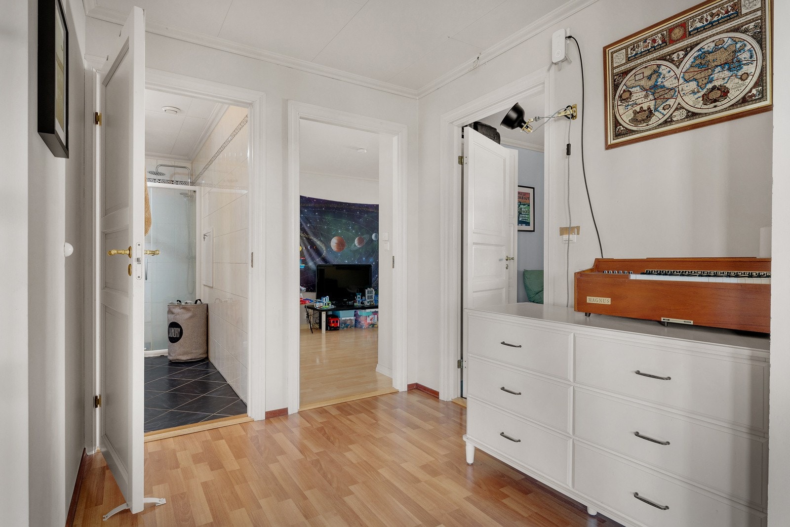 - Laminat på gulv og malte flater på veggene - Galleribilde