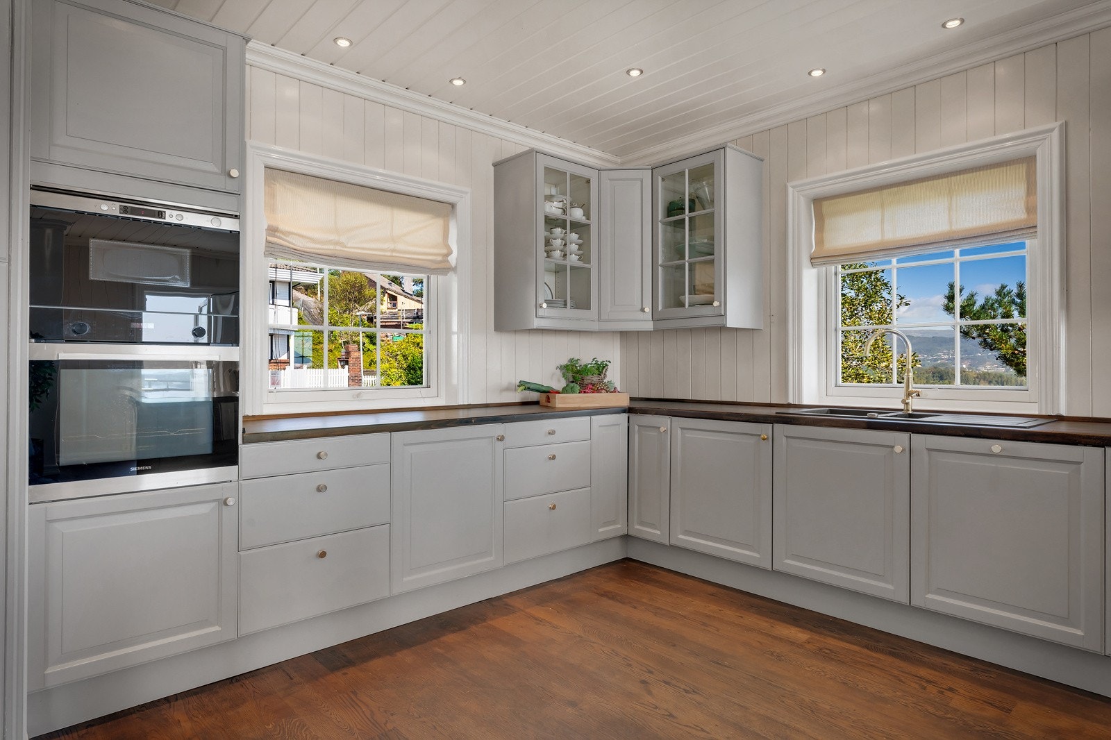 - Kjøkkenet har integrerte hvitevarer samt romslig kjølehjørne av god kvalitet - Galleribilde