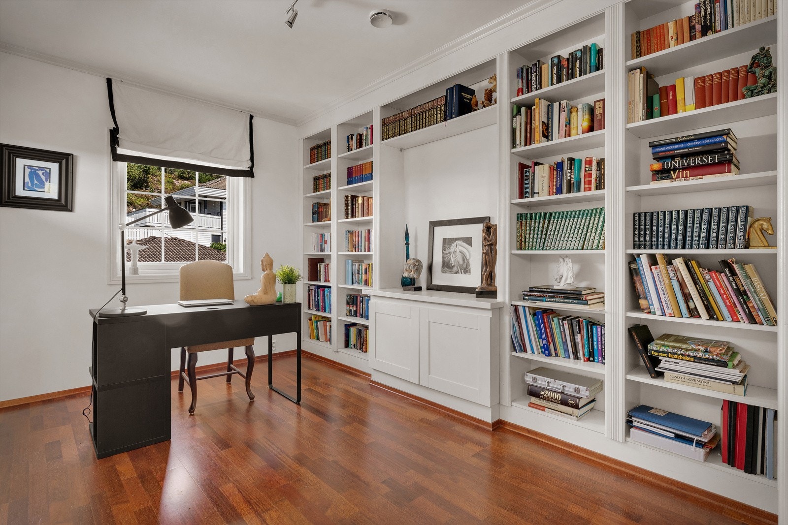 - Fra tv-stuen kommer du til kontor/soverom - Galleribilde