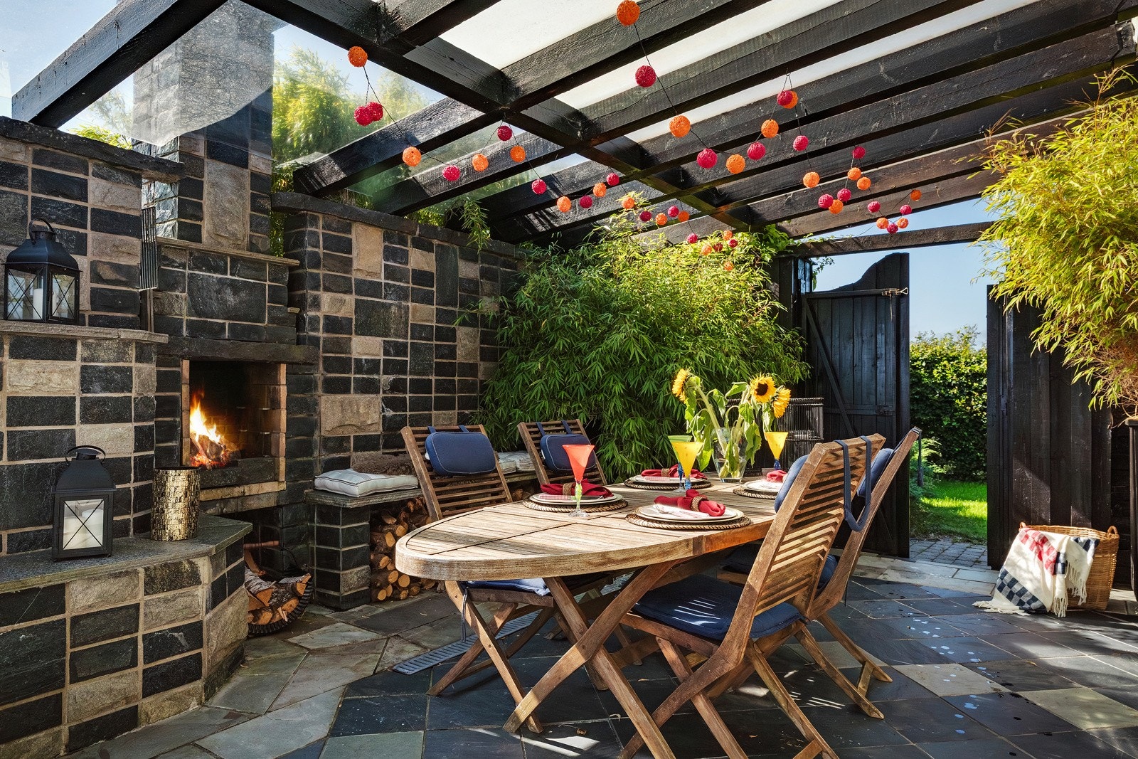 - Terrassen har et flott overbygd spiseområde med flislagt gulv, perfekt for sene middager ute - Galleribilde