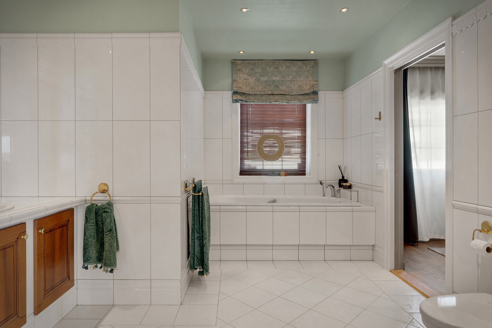 - Helfliset baderom med varme i gulv - Galleribilde