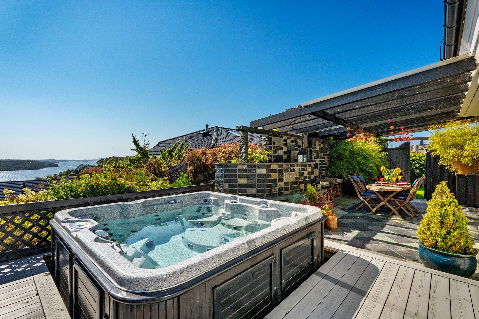 - Nedfelt jacuzzi med utsikt mot horisonten - her er det bare å senke skuldrene og nyte livet - Galleribilde