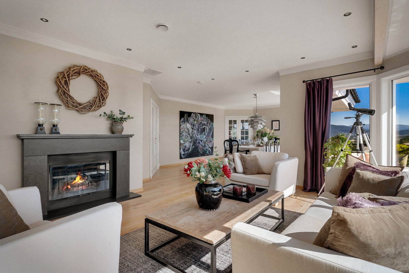 - Romslig stue på hele 52,7 kvm - her er det plass til både stor sittegruppe og spisestue - Galleribilde