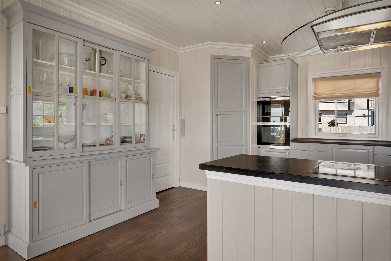 - Kjøkkenet er både praktisk og sosialt - her er det lett å trives - Galleribilde