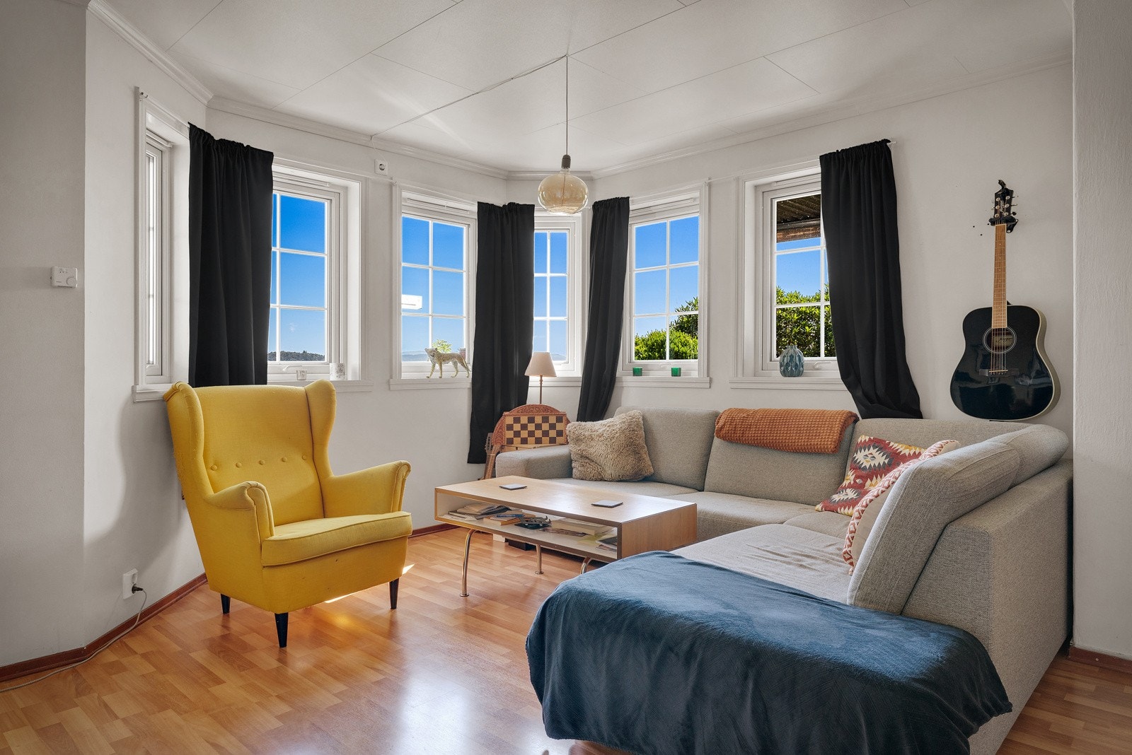 - Her er godt med vindusflater som gir en god romfølelse - Galleribilde