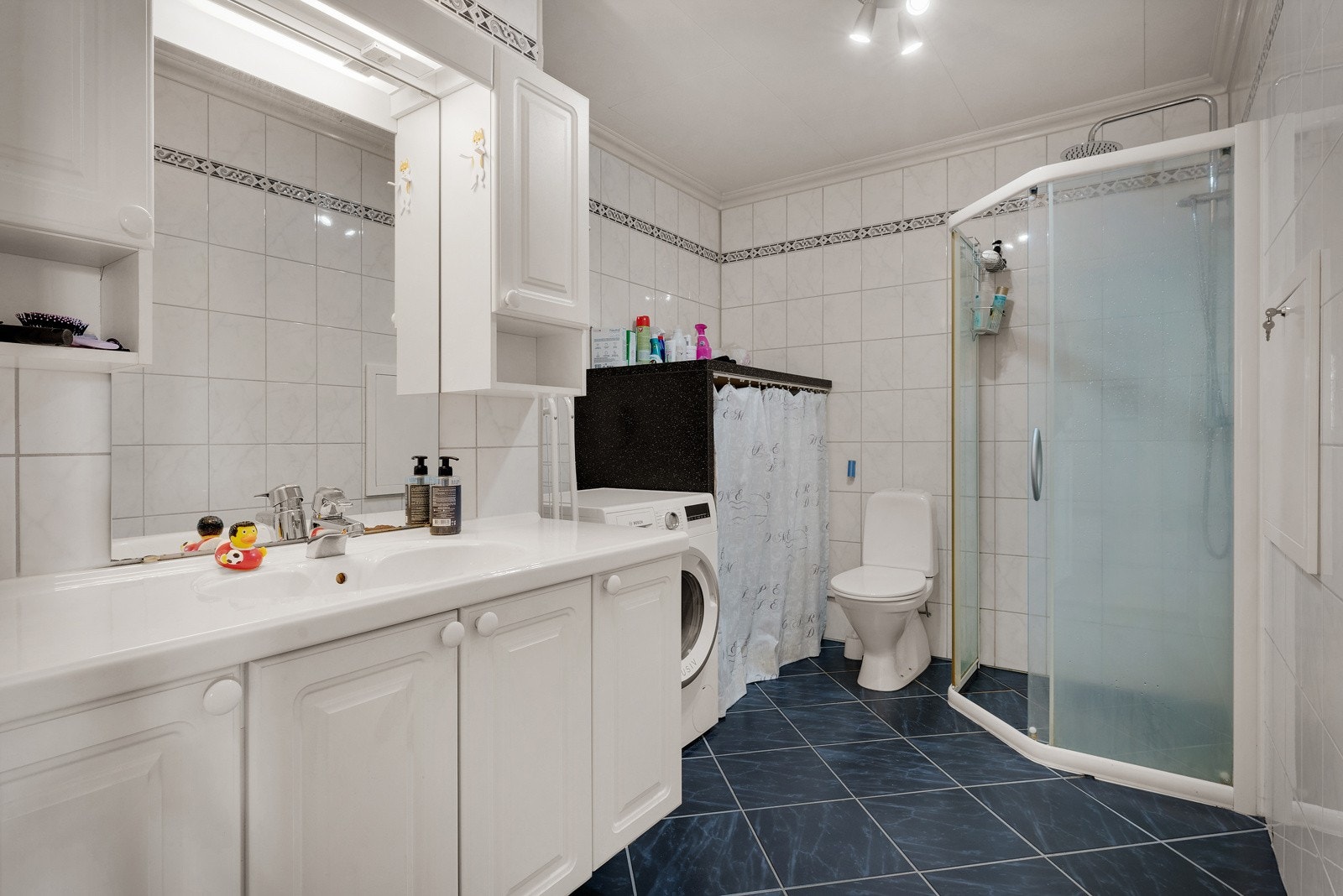 - Helfliset baderom med varme i gulv, målt til 6,7 kvm - Galleribilde