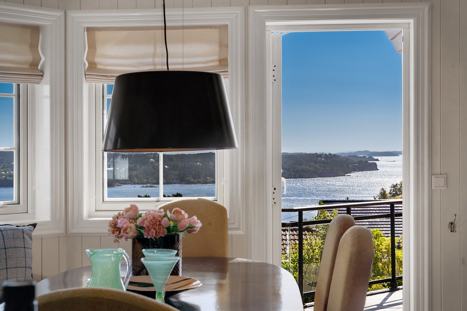 - Utgang til terrasse gjør dette kjøkkenet ekstra anvendelig på varme dager - Galleribilde